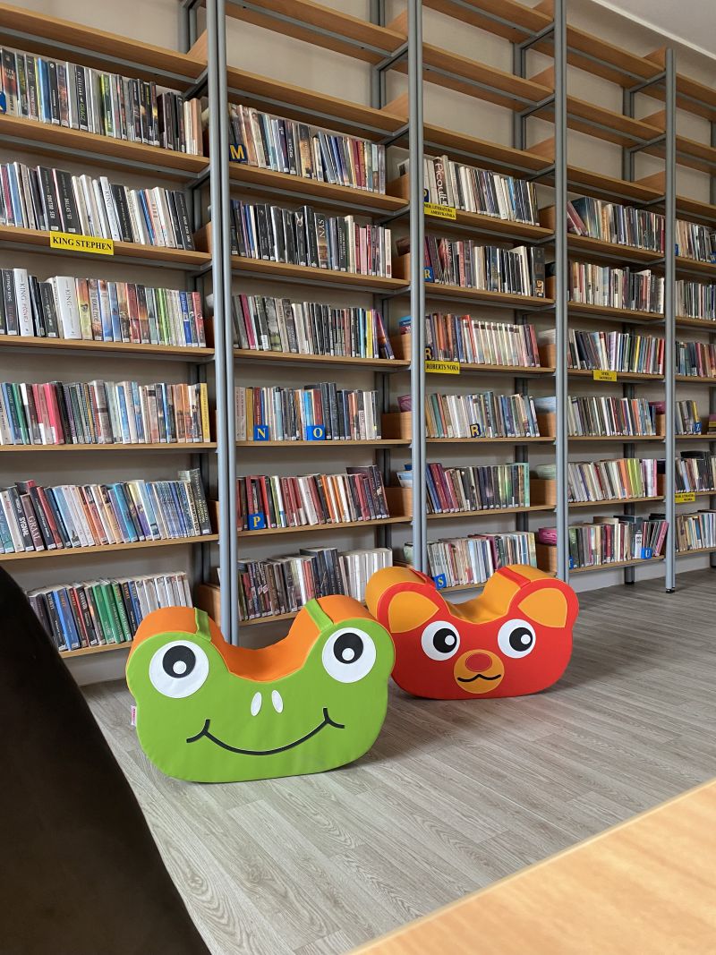 pufki w bibliotece