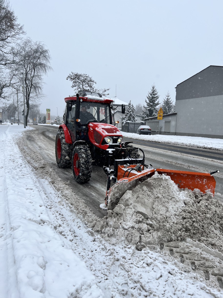 Czerwony pług odśnieżający ulice Poręby