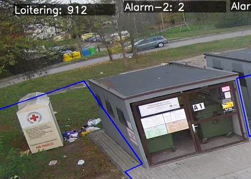 Rozrzucone śmieci i ubrania na trawniku w Porębie