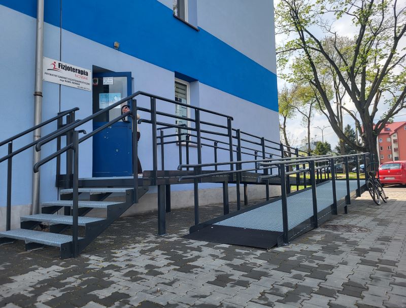 nowy podjazd pod porębskim SPZOZ-em