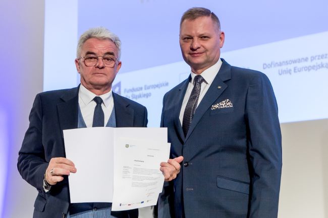 burmistrz Spyra odbiera list gratulacyjny