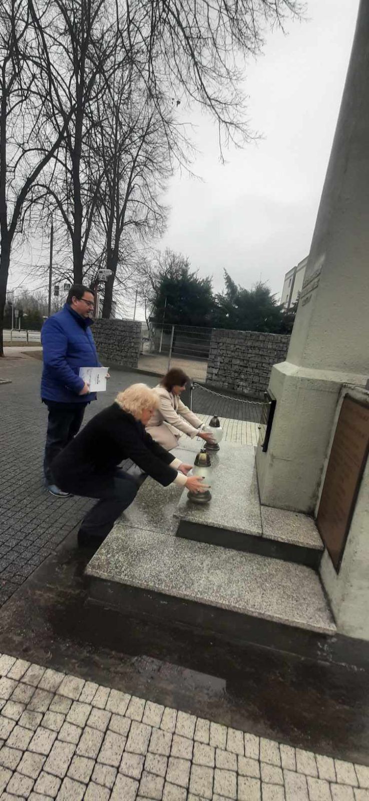 znicze pod Pomnikiem