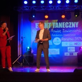 Setki tancerzy na scenie. (2)