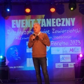 Setki tancerzy na scenie. (3)