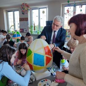 malowanie pisanek w świetlicy środowiskowej (3)