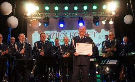 występ orkiestry policyjnej na Dzień Kobiet 2025 (7)